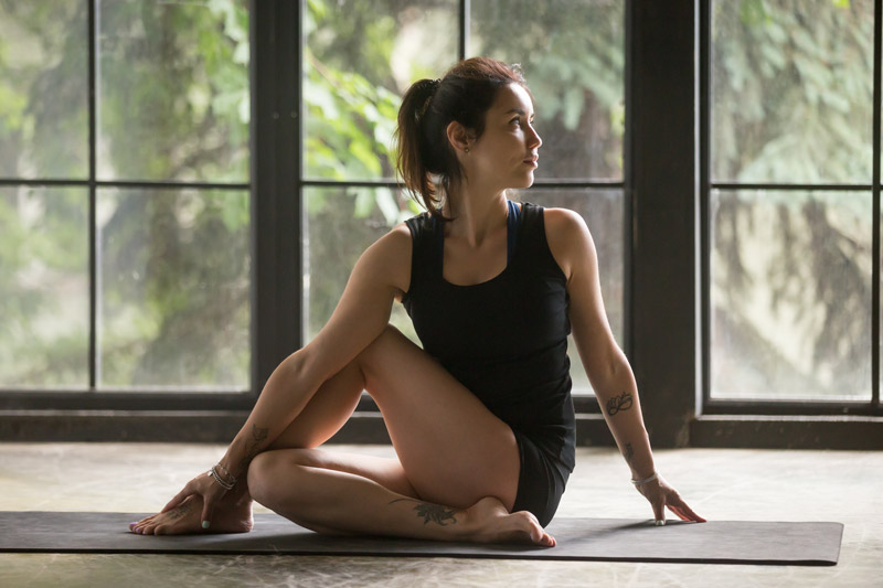 پیچش نیمه‌نشسته (Seated Spinal Twist
